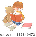 孩子讀一本書和泰迪熊 131340472