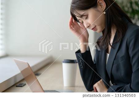 日本女性因工作壓力感到身體不適 日本女性因工作壓力感到身體不適 131340503