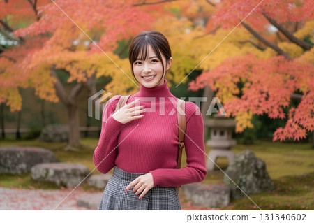 身穿粉紅色高領毛衣、微笑的女人，背景是秋葉 131340602