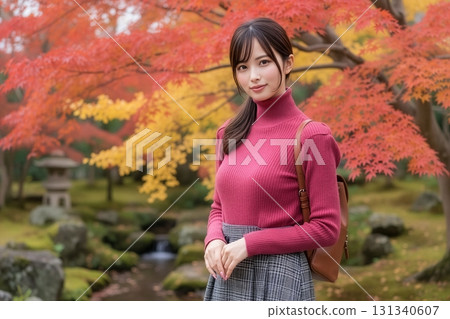 身穿粉紅色高領毛衣、微笑的女人，背景是秋葉 131340607