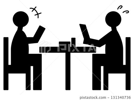 一個商業場景：一位熱情的銷售人員和一位困惑的人坐在桌子對面 131340736