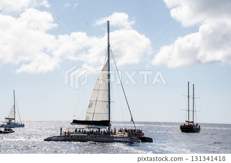 帆船和大型遊艇聚集在加那利群島富埃特文圖拉島的海域 帆船和大型遊艇聚集在加那利群島富埃特文圖拉島的海域 131341418