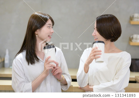 婦女在咖啡館喝咖啡 131341893