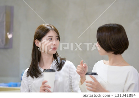 婦女在咖啡館喝咖啡 131341894