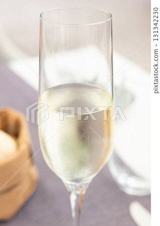 餐廳裡美味的白葡萄酒 餐廳裡美味的白葡萄酒 131342230