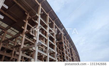 大阪關西世博會的大屋頂環（木結構和藍天） 131342666