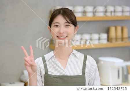 女工作人員做出和平手勢 女工作人員做出和平手勢 131342713