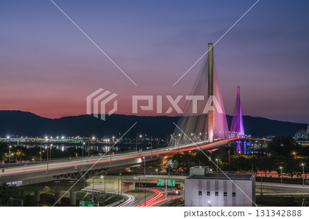 Godeok Topyeong Bridge, the bridge of the Han River in Seoul, taken at night at sunset 131342888