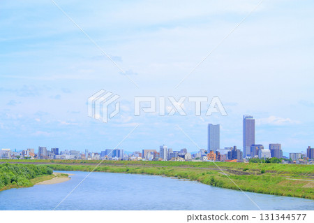 岐阜縣岐阜市，岐阜站前的長良川和摩天大樓的風景 131344577