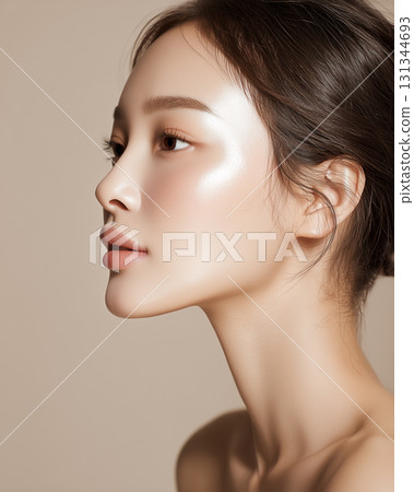 皮膚白皙、妝容自然的美麗女人 皮膚白皙、妝容自然的美麗女人 131344693