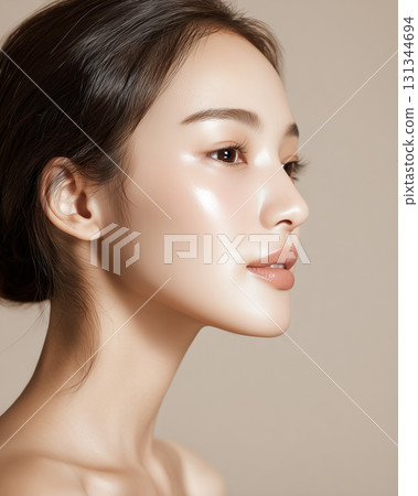 皮膚白皙、妝容自然的美麗女人 131344694