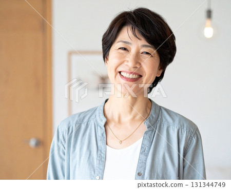 日本中年女性（50多歲）的肖像，笑容自然，給人一種清爽健康的印象 131344749