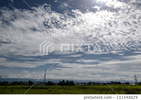 秋日的天空、雲彩和陽光照耀的草地——短暫而美麗的秋雲 131348829