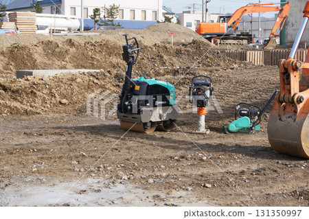 施工現場的地面壓實機 131350997