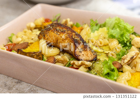 健康又美味:烤鮭魚和義大利麵的完美結合 健康又美味:烤鮭魚和義大利麵的完美結合 131351122