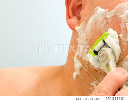 中年男子用刮鬍子泡沫刮鬍子(留白) 中年男子用刮鬍子泡沫刮鬍子(留白) 131351661