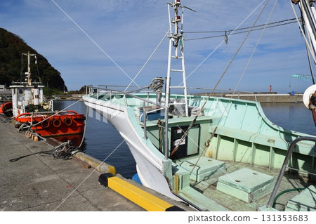 錨定在漁港的漁船 131353683