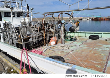錨定在漁港的漁船 131353685