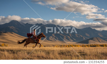 日落時分，身著傳統服飾的年輕女子和一匹馬在草原上奔跑的動態景觀 131354255