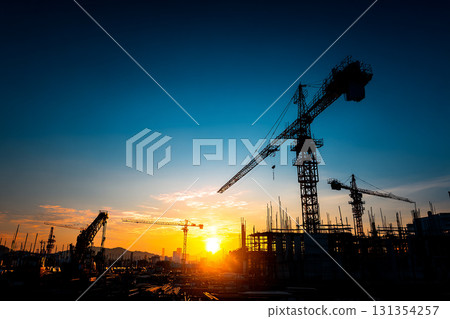 在橙色天空下正在建造的建築物和塔吊的輪廓 131354257
