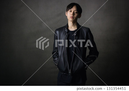 很酷的男性肖像 很酷的男性肖像 131354451