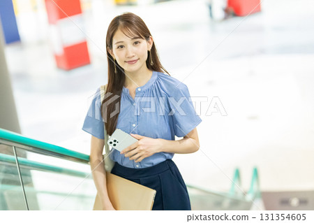 女商人騎自動扶梯 131354605