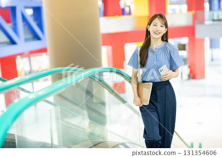 女商人騎自動扶梯 131354606