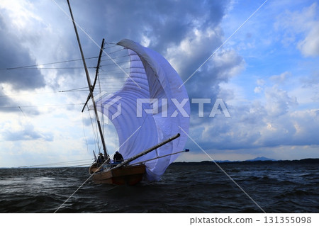 在霞浦湖上，以筑波山為背景的帆船，是一處四季皆宜的風景 131355098