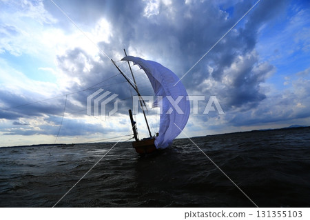 A sailing boat, a seasonal sight on Lake Kasumigaura with Mount Tsukuba in the background 131355103