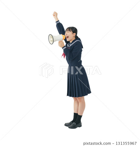 身穿水手服的女學生對著擴音器大喊。全身照，PNG格式，透明背景，手工精準裁剪。 131355967