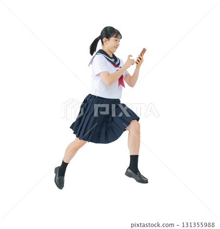 一位身穿水手服的女學生一邊跳著一邊看著智慧型手機。這是一張透明的、手工剪裁的全身 PNG 照片。 一位身穿水手服的女學生一邊跳著一邊看著智慧型手機。這是一張透明的、手工剪裁的全身 PNG 照片。 131355988