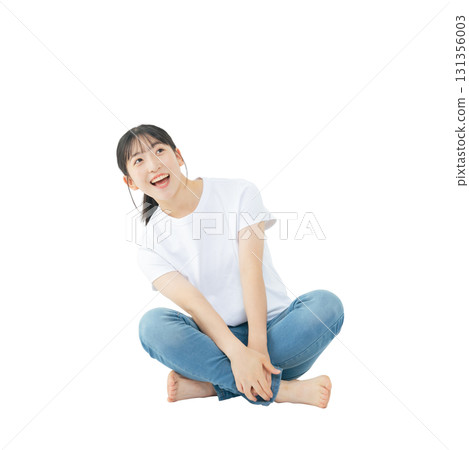 身著休閒裝、面帶微笑的少女坐著。全身照片,PNG格式,透明背景,手工精準裁剪。 身著休閒裝、面帶微笑的少女坐著。全身照片,PNG格式,透明背景,手工精準裁剪。 131356003
