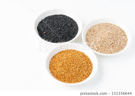 黑芝麻、白芝麻和金芝麻(生芝麻)排列在白色背景的盤子上 黑芝麻、白芝麻和金芝麻(生芝麻)排列在白色背景的盤子上 131356644