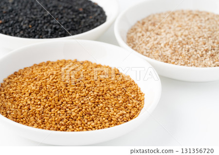 金芝麻、黑芝麻、白芝麻（生芝麻）擺盤 131356720