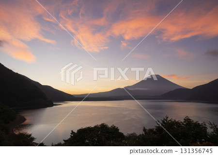 沐浴在朝霞中的湖泊和富士山 131356745