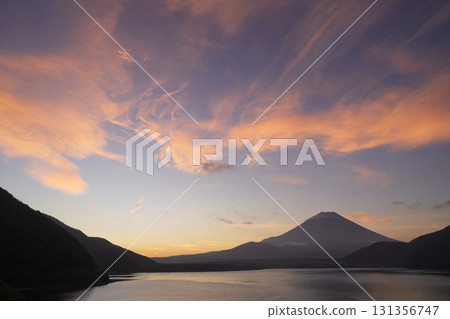 朝霞中的富士山和雲彩 131356747