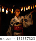 美麗的日本夜晚，微笑的女人和燈籠 131357323