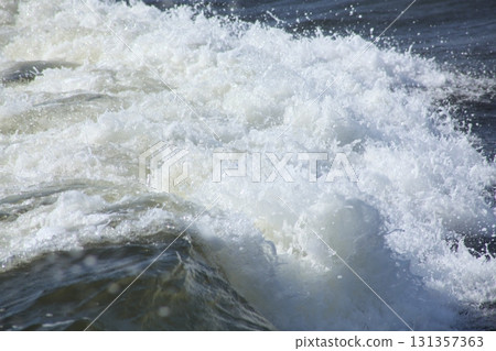 洶湧的波浪 洶湧的波浪 131357363