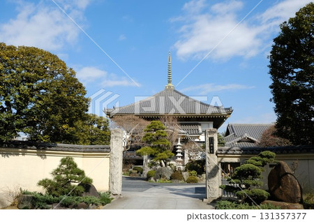 九輪塔聳立在藍天下的法心寺 131357377