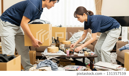 兩名工人，一男一女，正在打掃凌亂的房間。 131357539