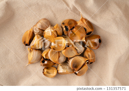 黑蒜（帶皮）放在布上 131357571