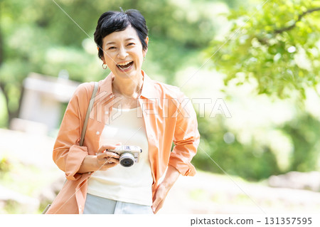 高級女性旅行相機 131357595