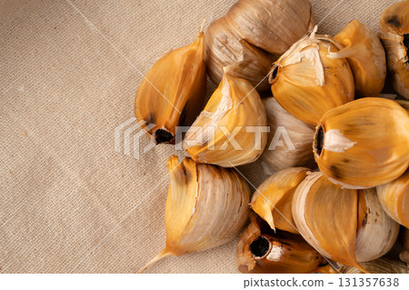 碎黑蒜（帶皮）的特寫 131357638