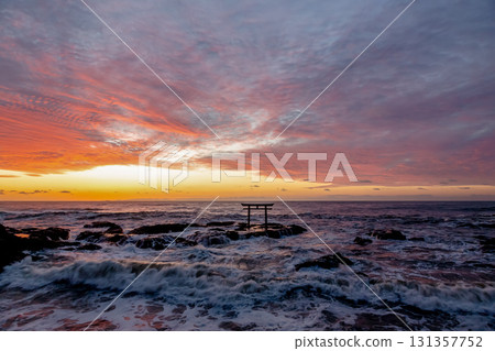 Dawn at the Kamiiso Torii Gate dyed in the morning glow [Oarai Coast, Ibaraki Prefecture] 131357752