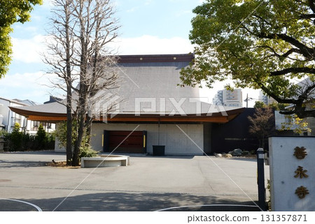 善永寺美麗的傾斜屋頂在藍天的襯托下格外醒目 善永寺美麗的傾斜屋頂在藍天的襯托下格外醒目 131357871