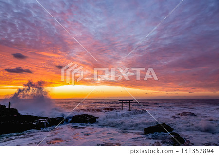 Dawn at the Kamiiso Torii Gate dyed in the morning glow [Oarai Coast, Ibaraki Prefecture] 131357894