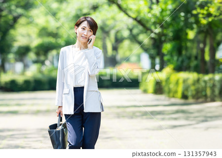 談話在智能手機的女商人 131357943