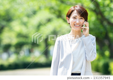 Business woman speaking on a smartphone Business woman speaking on a smartphone 131357945