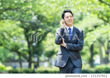 在公園裡打個電話的商人 131357952