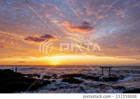 Dawn at the Kamiiso Torii Gate dyed in the morning glow [Oarai Coast, Ibaraki Prefecture] 131358088